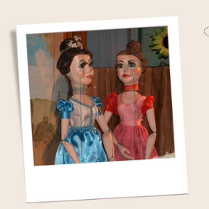 Dwie lalki ze spektaklu Piękna i Bestia.