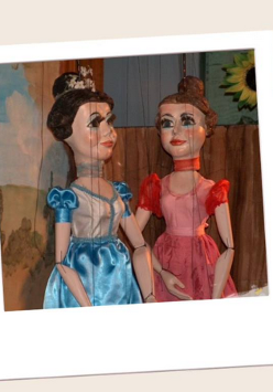 Dwie lalki ze spektaklu Piękna i Bestia.