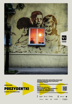 Plakat przedstawienia - mural przedstawiający trzy kobiety, wkomponowany w okno w ścianie domu. U dołu plakatu - informacje na temat spektaklu.