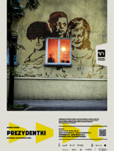 Plakat przedstawienia - mural przedstawiający trzy kobiety, wkomponowany w okno w ścianie domu. U dołu plakatu - informacje na temat spektaklu.