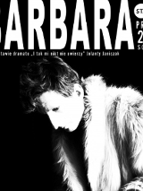 Czarno-białe zdjęcie z wysokim kontrastem. Osoba na zdjęciu ma założone futro, ma krótko obcięte kręcone włosy. Z rękawków wyłaniają się kościste dłonie z długimi, zaniedbanymi paznokciami