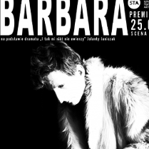 Czarno-białe zdjęcie z wysokim kontrastem. Osoba na zdjęciu ma założone futro, ma krótko obcięte kręcone włosy. Z rękawków wyłaniają się kościste dłonie z długimi, zaniedbanymi paznokciami