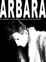 Czarno-białe zdjęcie z wysokim kontrastem. Osoba na zdjęciu ma założone futro, ma krótko obcięte kręcone włosy. Z rękawków wyłaniają się kościste dłonie z długimi, zaniedbanymi paznokciami