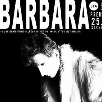 Czarno-białe zdjęcie z wysokim kontrastem. Osoba na zdjęciu ma założone futro, ma krótko obcięte kręcone włosy. Z rękawków wyłaniają się kościste dłonie z długimi, zaniedbanymi paznokciami