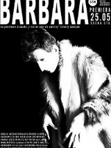 Czarno-białe zdjęcie z wysokim kontrastem. Osoba na zdjęciu ma założone futro, ma krótko obcięte kręcone włosy. Z rękawków wyłaniają się kościste dłonie z długimi, zaniedbanymi paznokciami