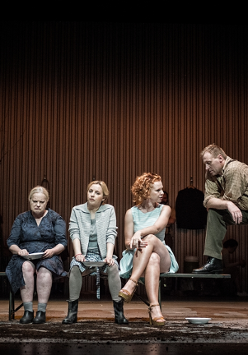 Zdjęcie z przedstawienia - cztery kobiety siedzące na ławce, na skraju ławki mężczyzna, który stoi i jedną nogą opiera się o ławkę.