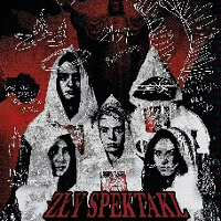 Obrazek przedstawia plakat promujący spektakl o tytule zły spektakl. Znajduje się na nim kilka postaci ubranych w biało czerwone peleryny przeciwdeszczowe z herbem Polski na piersi.