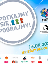 Plakat, duże białe koło z szarą obwódką, wewnątrz napis: Spotkajmy się! Pograjmy, obok na niebieskim tle loga klubów gier i data wydarzenia.
