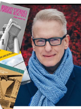 Marisz Szczygieł w otoczeniu książek.