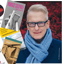 Marisz Szczygieł w otoczeniu książek.