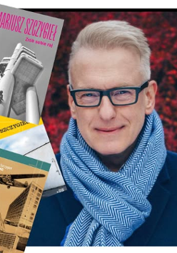 Marisz Szczygieł w otoczeniu książek.