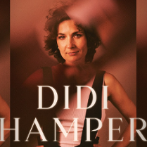 Kobieta uśmiecha się na zdjęciu. Przed nią napis o treści Didi Hamper.