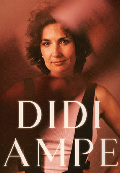 Kobieta uśmiecha się na zdjęciu. Przed nią napis o treści Didi Hamper.