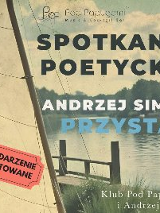 Plakat, który reklamuje spotkanie poetyckie: Andrzej Simon - "Przystań". Na zdjęciu jezioro, pomost, żagiel oraz napisy informujące o wydarzeniu.