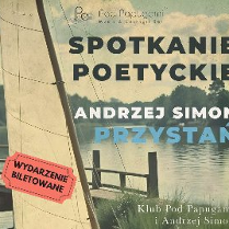 Plakat, który reklamuje spotkanie poetyckie: Andrzej Simon - "Przystań". Na zdjęciu jezioro, pomost, żagiel oraz napisy informujące o wydarzeniu.