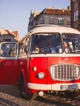 Na zdjęciu jest stary tramwaj. Jest w kolorze białym i czerwonym. Będzie używany jako scena!