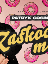 Plakat, który promuje występ Patryka Gosińskiego. Zdjęcie artysty na tle pączków z dziurką z różowym lukrem.