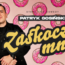Plakat, który promuje występ Patryka Gosińskiego. Zdjęcie artysty na tle pączków z dziurką z różowym lukrem.