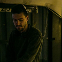 Stół DJ-a suto zastawiony