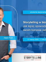 Grafika promocyjna szkolenia.Na zdjęciu prowadzący Adam Pioch. W tle osoby siedzą na sali i słuchają mówcy na scenie.