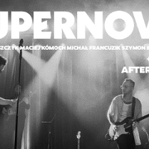 Czarno-białe zdjęcie z koncertu zespołu Supernova. Artyści występują na scenie, grając na instrumentach.