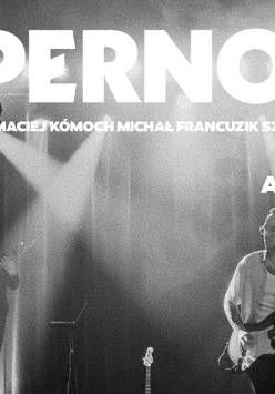 Czarno-białe zdjęcie z koncertu zespołu Supernova. Artyści występują na scenie, grając na instrumentach.