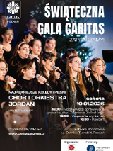 Grupa chóralna w czarnych strojach śpiewa do mikrofonów. W tle świecąca choinka.