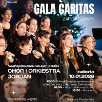 Grupa chóralna w czarnych strojach śpiewa do mikrofonów. W tle świecąca choinka.