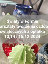 Ozdoby świąteczne wykonane z opłatka, na nich napis informujący o wydarzeniu.