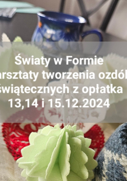 Ozdoby świąteczne wykonane z opłatka, na nich napis informujący o wydarzeniu.