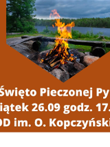 Pomarańczowy plakat z geometrycznymi kształtami. W centrum zdjęcie palącego się ogniska na tle rzeki i lasu. Pod zdjęciem biały napis "Święto Pieczoenj Pyry. Piątek 26.09 godz. 17.00 ROD im. O. Kopczyńskiego"