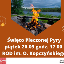 Pomarańczowy plakat z geometrycznymi kształtami. W centrum zdjęcie palącego się ogniska na tle rzeki i lasu. Pod zdjęciem biały napis "Święto Pieczoenj Pyry. Piątek 26.09 godz. 17.00 ROD im. O. Kopczyńskiego"
