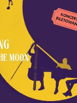 Plakat, który reklamuje Swing on the Moon. Na fioletowym tle ogromny żółty książyc, a na jego tle cienie muzyków.