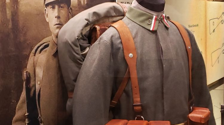 Manekin żołnierza w mundurze, widać pełne oporzadzenie: szelki i plecak z przytroczonym na górze kocem wojskowym. Rogatywka z orłem