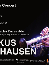 Po lewej stronie obrazka widać informację i sponsorów związanych z koncertem. Po prawej stronie znajduję się starszy mężczyzna który gra na trąbce.