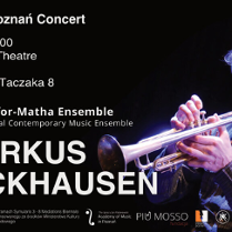 Po lewej stronie obrazka widać informację i sponsorów związanych z koncertem. Po prawej stronie znajduję się starszy mężczyzna który gra na trąbce.