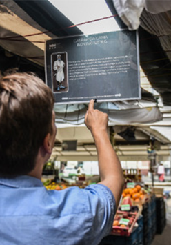 Tabliczki z opisami na targowisku