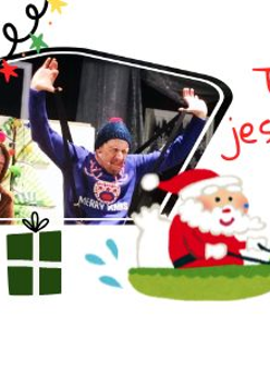 Świąteczna, kolażowa grafika z choinką, prezentami, Mikołajem w saniach i reniferem. Pośrodku zdjęcie osób w samochodzie w świątecznych czapkach. Widoczny napis: "Takich świąt jeszcze nie było' oraz logo Teatru Fuzja.