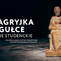 Na czarnym tle po prawej jedna z terakotowych figurek: postać siedzącej kobiety. Po lewej białe napisy informujące o wydarzeniu.