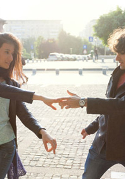 tańcząca para na ulicy