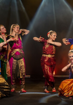 Na scenie tancerki w kolorowyn strojach.