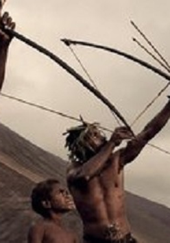 Członkowie plemienia wyposażeni w łuki skierowane ku niebu.