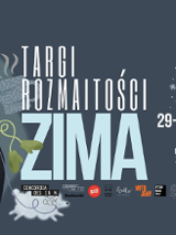 Szaro-niebieskie tło z postacią ubraną w zimowy strój. Postać ma puchową kurtkę, długie spodnie, kozaki, czapkę i szalik. Prowadzi na smyczy psa rasy pudel. W tle spadające śnieżynki.