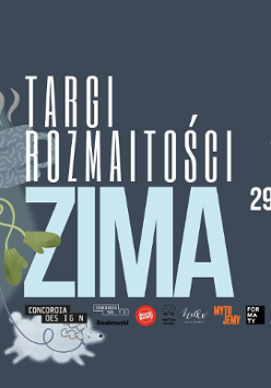 Szaro-niebieskie tło z postacią ubraną w zimowy strój. Postać ma puchową kurtkę, długie spodnie, kozaki, czapkę i szalik. Prowadzi na smyczy psa rasy pudel. W tle spadające śnieżynki.