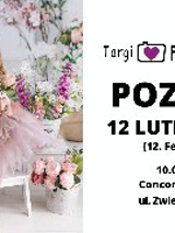 Obrazek ma zadanie reklamować czternastą edycję targów Foto Rekwizyty. Oprócz nazwy wydarzenia oraz wyszczególnienia jego czasu i miejsca, w jego lewej części widoczna jest dziewczynka pozująca do zdjęcia w pastelowo różowej sukience, w otoczeniu bukietów kwiatów.