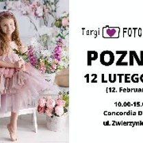 Obrazek ma zadanie reklamować czternastą edycję targów Foto Rekwizyty. Oprócz nazwy wydarzenia oraz wyszczególnienia jego czasu i miejsca, w jego lewej części widoczna jest dziewczynka pozująca do zdjęcia w pastelowo różowej sukience, w otoczeniu bukietów kwiatów.