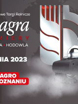 Obrazek to plakat promujący Targi Polagra Premiery 2023. Oprócz informacji o wydarzeniu, znajduje się na nim także czerwony traktor.