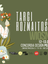 Na banerze dominuje stylowa, wiosenna grafika - kobieta w białej, zwiewnej bluzce trzymająca wazon z kwiatami, otoczona roślinnością, cytryną, słoiczkiem z napisem "lemon" i pomarańczą. Obok niej unosi się biały ptak, a całość kompozycji podkreśla lekkość i świeżość nadchodzącej wiosny. Po prawej stronie umieszczono nazwę wydarzenia i szczegóły organizacyjne.