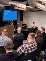 Zdjęcie z innego wydarzenia z tej samej serii, widać tłum skupiony na prelekcji