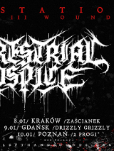 Czarne tło z białym ozdobnym napisem z nazwą zespołu.